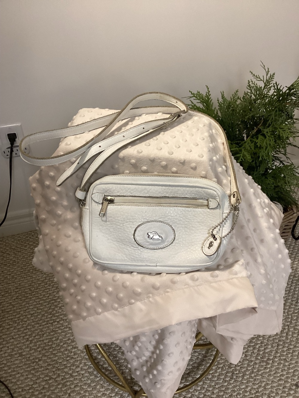 Vintage Roots Canada White Pebbled Leather Crossbody Camera Bag